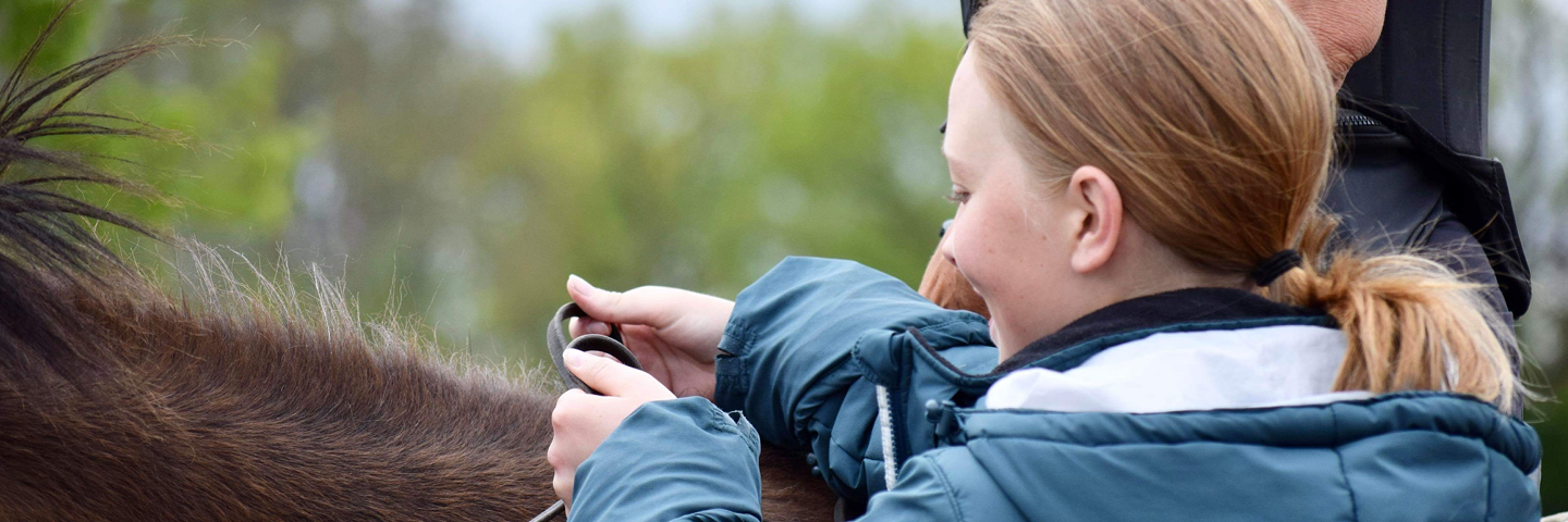 ”Att lyssna på hästen är nyckeln” – Bella är Årets Hästvän 2025